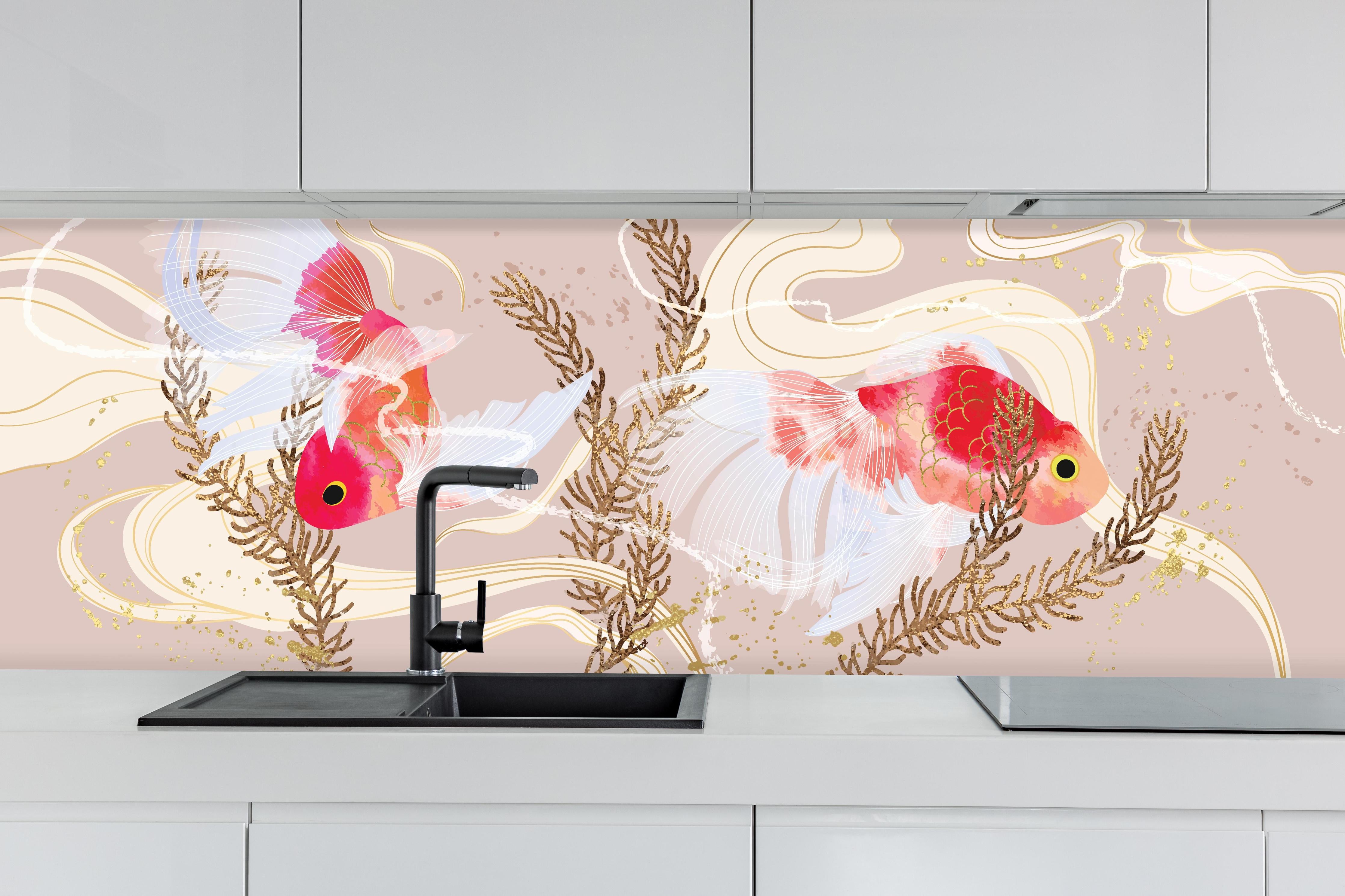 Küche - Zierfische Koi-Karpfen Aquarell-Design hinter weißen Hochglanz-Küchenregalen und schwarzem Wasserhahn