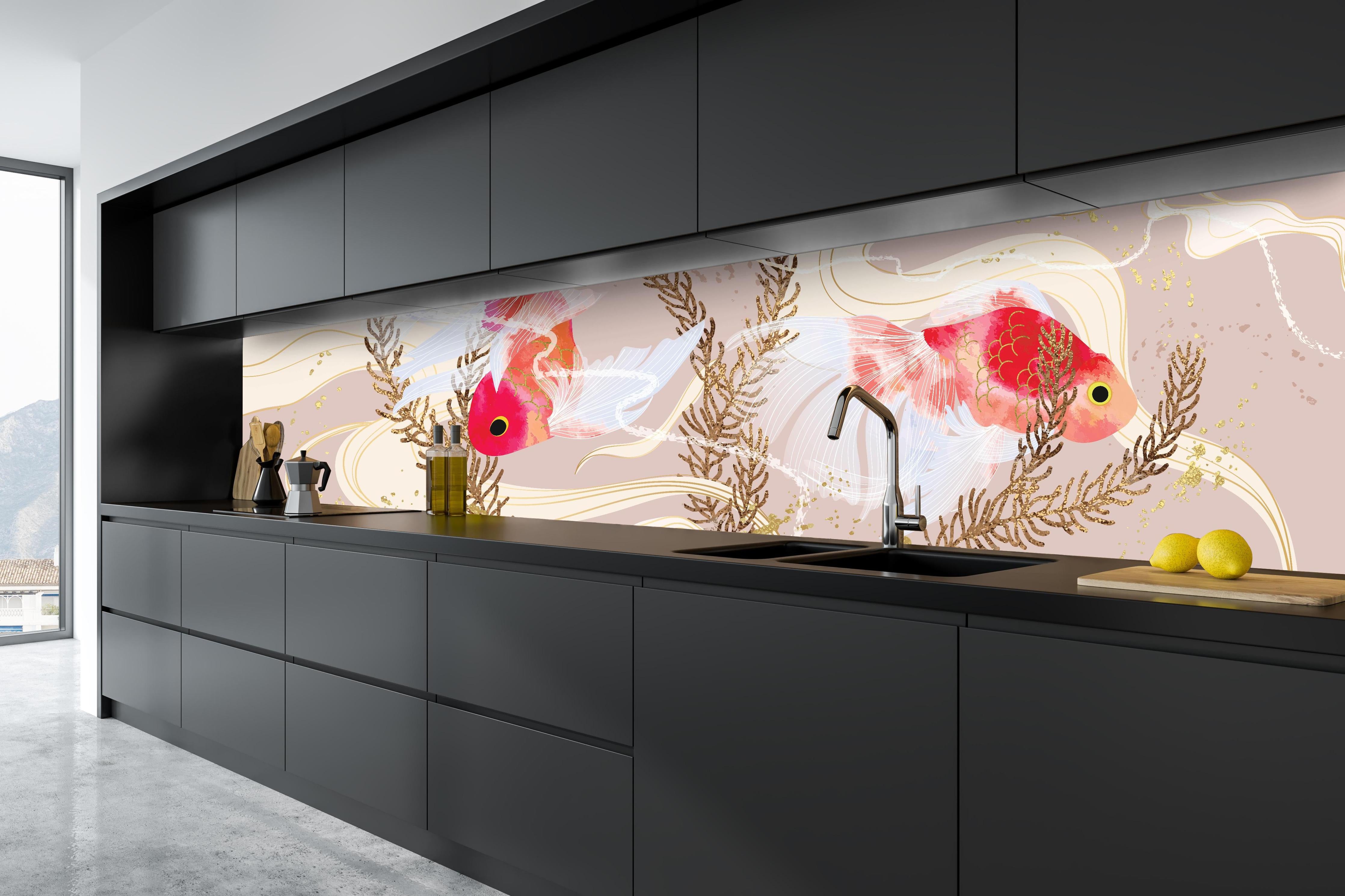 Küche - Zierfische Koi-Karpfen Aquarell-Design hinter weißen Hochglanz-Küchenregalen und schwarzem Wasserhahn