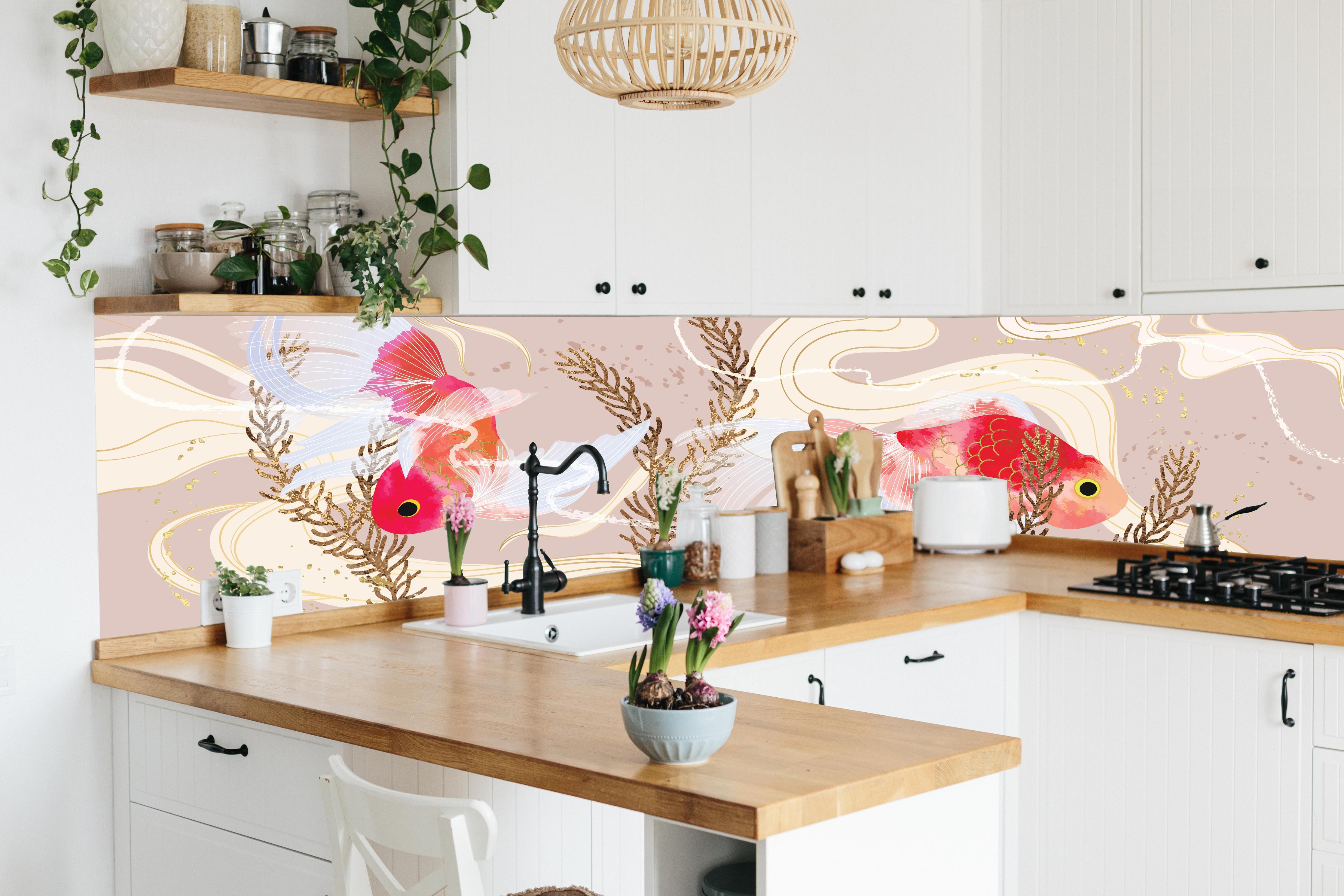 Küche - Zierfische Koi-Karpfen Aquarell-Design hinter weißen Hochglanz-Küchenregalen und schwarzem Wasserhahn
