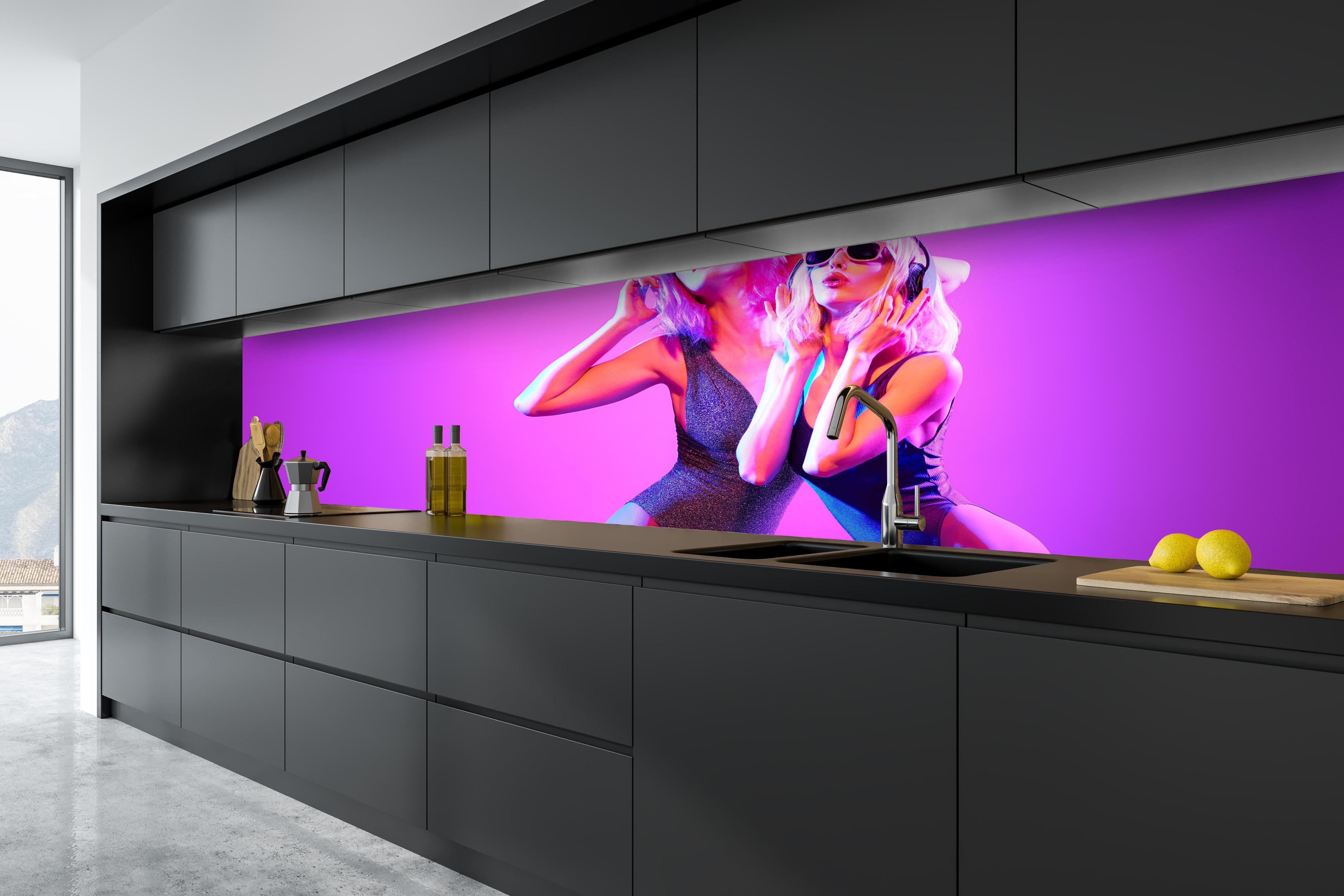 Küche - Zwei DJ Fitness Frau in bunten Neonlicht. Disco hinter weißen Hochglanz-Küchenregalen und schwarzem Wasserhahn