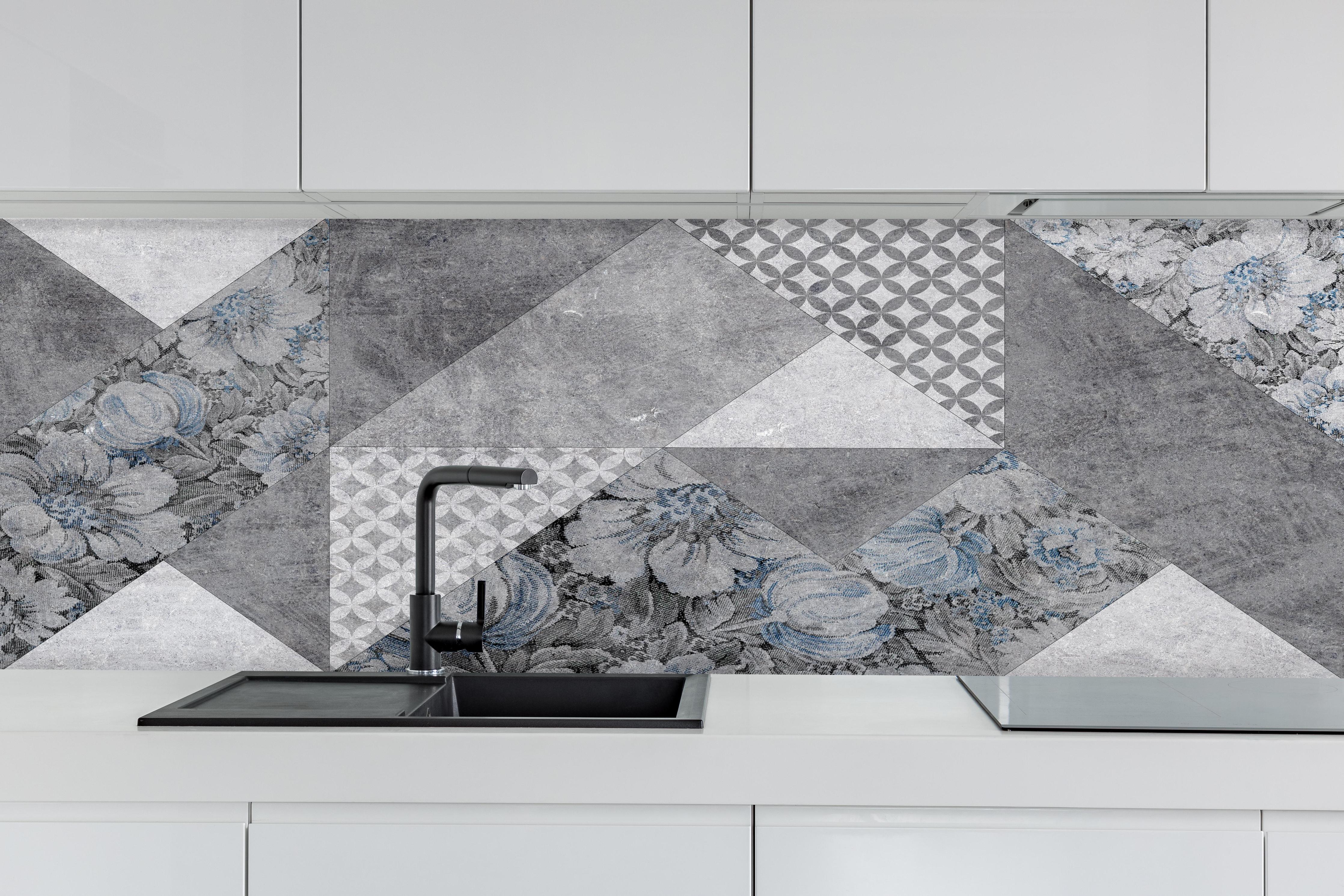 Küche - abstrakte Blumen und Marmor Textur  hinter weißen Hochglanz-Küchenregalen und schwarzem Wasserhahn