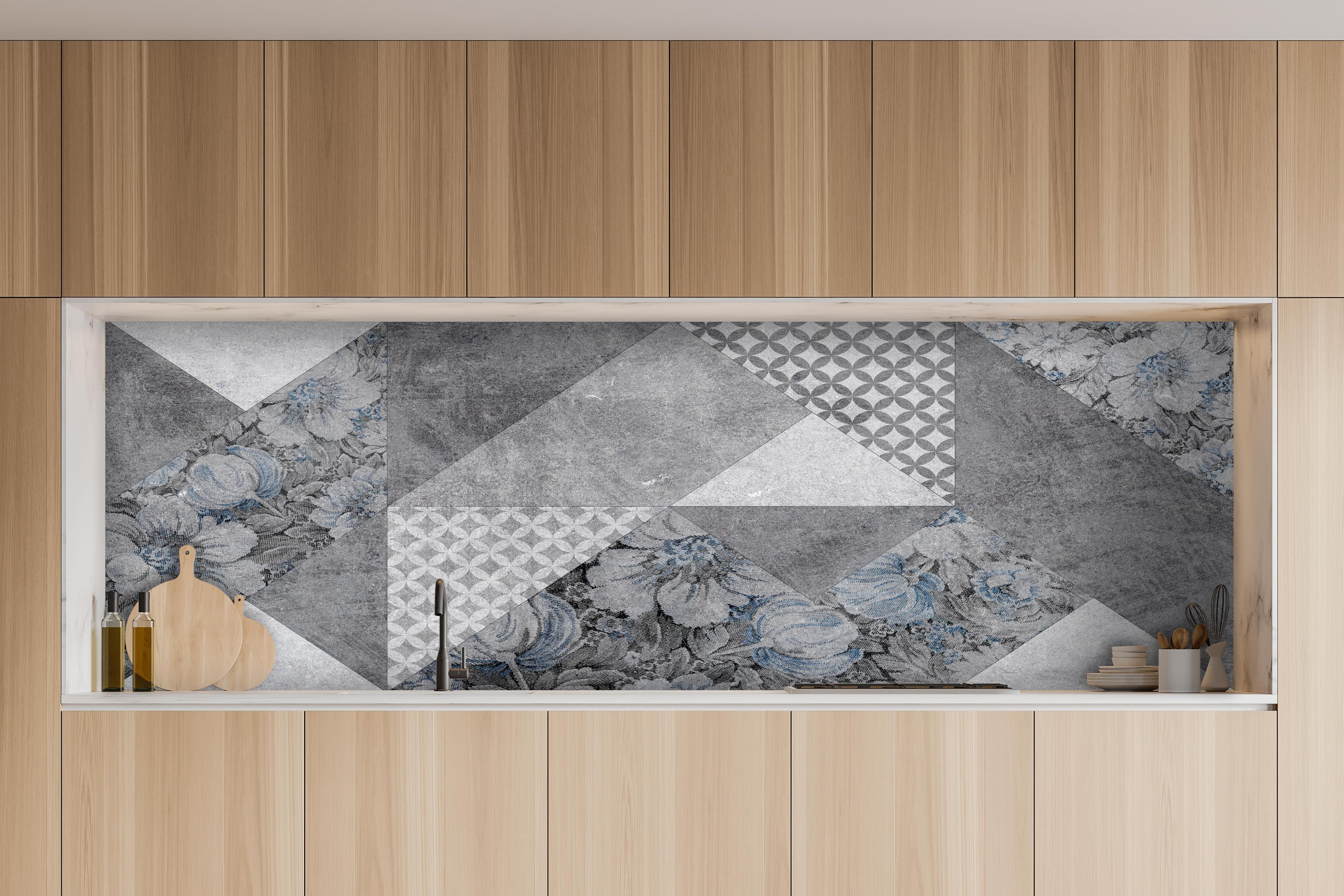 Küche - abstrakte Blumen und Marmor Textur  hinter weißen Hochglanz-Küchenregalen und schwarzem Wasserhahn