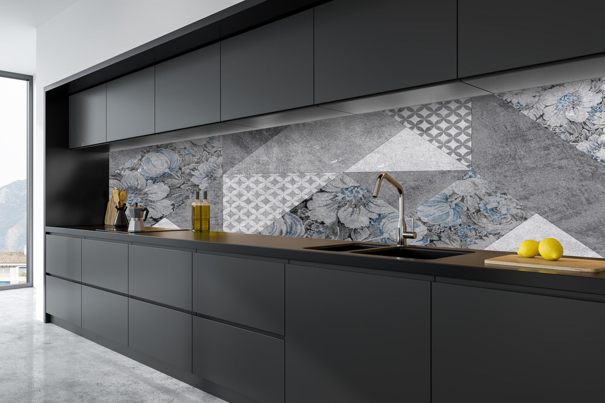 Küche - abstrakte Blumen und Marmor Textur  hinter weißen Hochglanz-Küchenregalen und schwarzem Wasserhahn