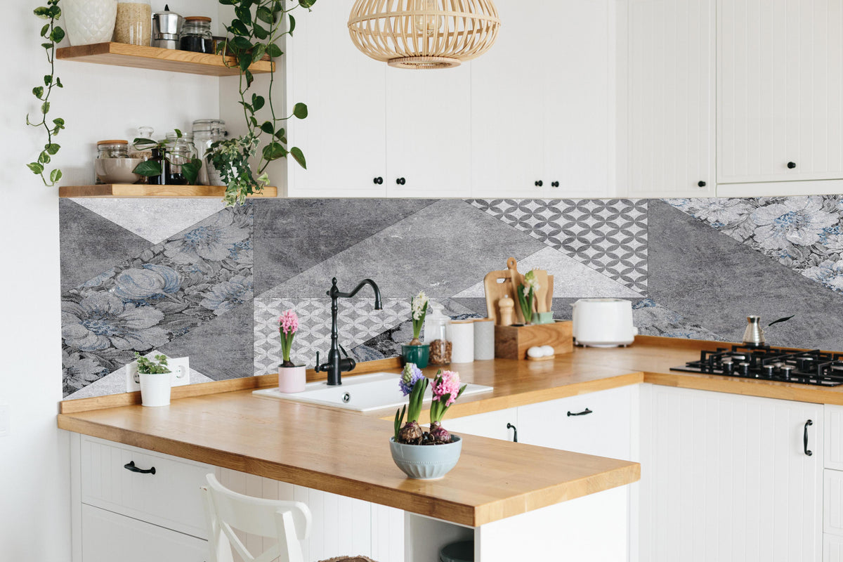 Küche - abstrakte Blumen und Marmor Textur  hinter weißen Hochglanz-Küchenregalen und schwarzem Wasserhahn