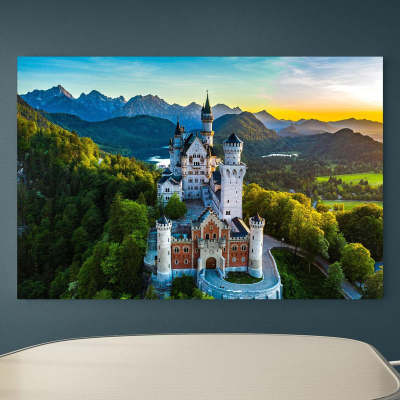 Office Poster  -  glanzvolles Märchenschloss Neuschwanstein an blauer Wand in einem Besprechungsraum Zoom