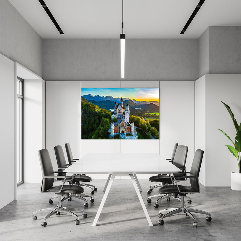 Office Poster  -  glanzvolles Märchenschloss Neuschwanstein in einem Konferenzraum an weißer Wand hängend