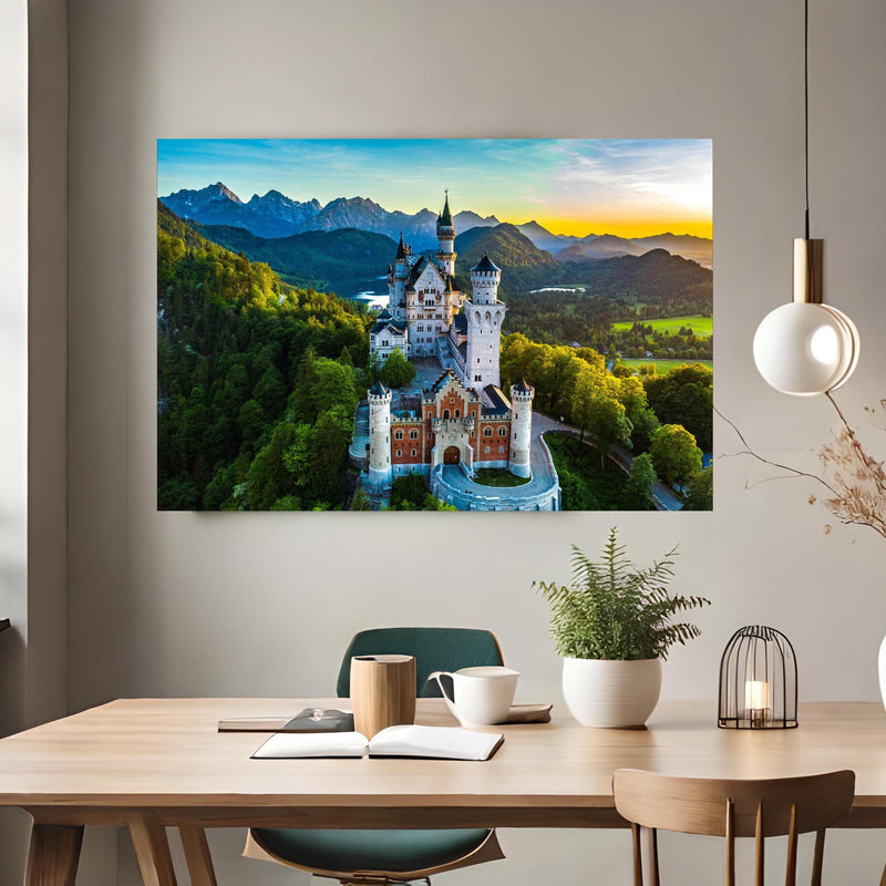 Office Poster  -  glanzvolles Märchenschloss Neuschwanstein über klassischem Holztisch mit runder Vase - rechteckig