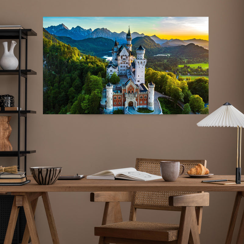 Office Poster  -  glanzvolles Märchenschloss Neuschwanstein über poliertem Holztisch mit stilvoller Lampe - rechteckig