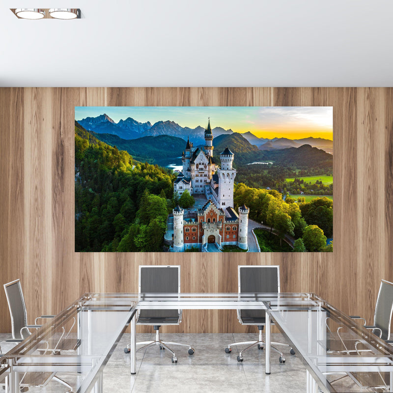 Office Poster  -  glanzvolles Märchenschloss Neuschwanstein in einem Konferenzraum mit Glastisch und Holzwand