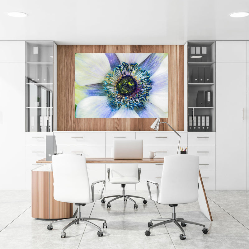 Office Poster  -  hübsche aufblühende Blume an einer Holzwand hängend im Büroraum
Office Poster  -  hübsche aufblühende Blume an einer Holzwand hängend im Büroraum