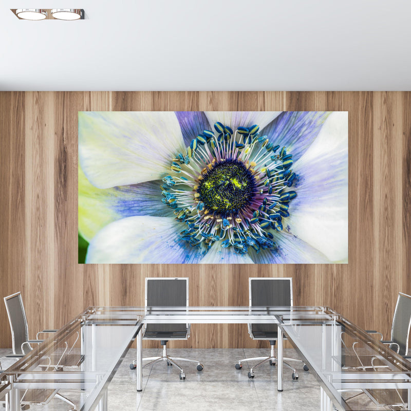 Office Poster  -  hübsche aufblühende Blume in einem Konferenzraum mit Glastisch und Holzwand