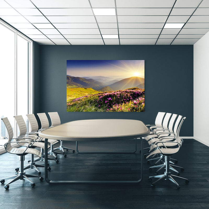 Office Poster  -  ruhige Berglandschaft in der Schweiz an blauer Wand in einem Besprechungsraum