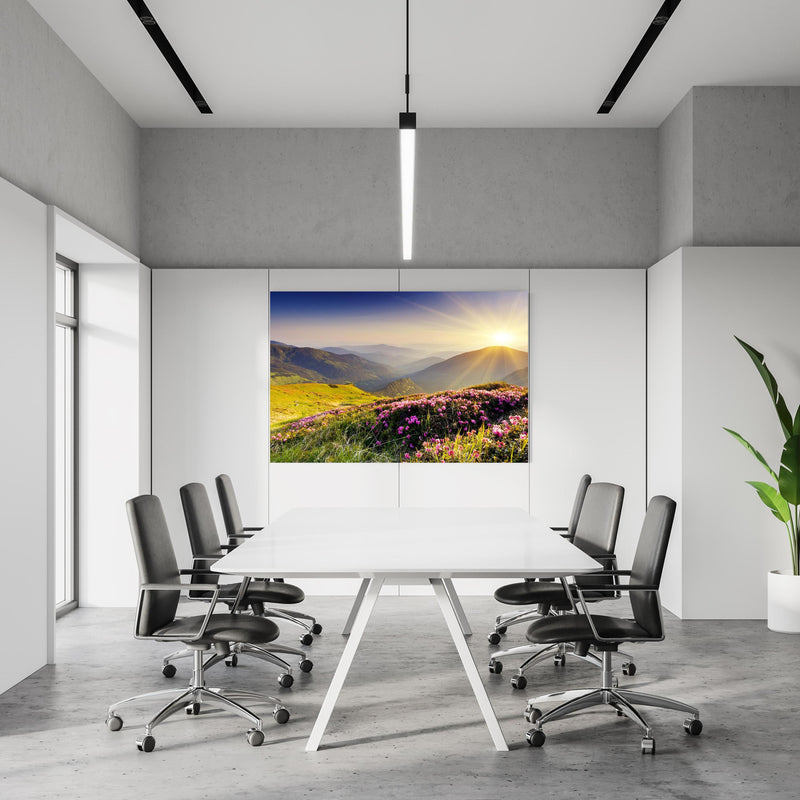 Office Poster  -  ruhige Berglandschaft in der Schweiz in einem Konferenzraum an weißer Wand hängend