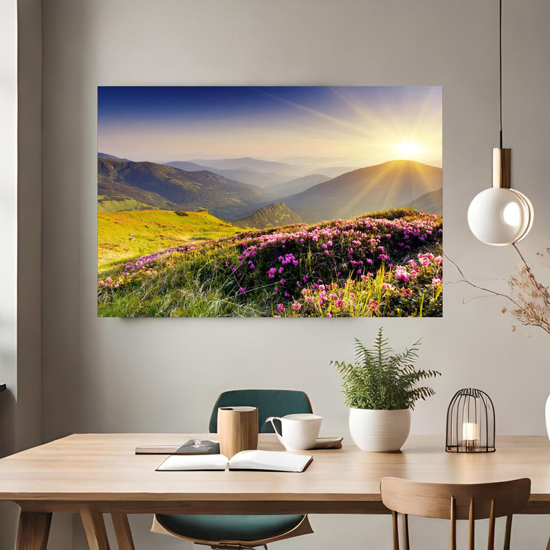 Office Poster  -  ruhige Berglandschaft in der Schweiz über klassischem Holztisch mit runder Vase - rechteckig