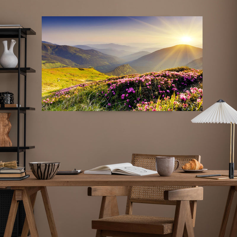 Office Poster  -  ruhige Berglandschaft in der Schweiz über poliertem Holztisch mit stilvoller Lampe - rechteckig