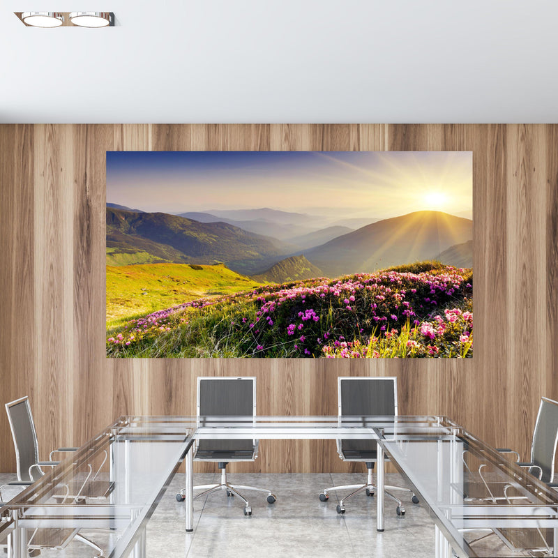 Office Poster  -  ruhige Berglandschaft in der Schweiz in einem Konferenzraum mit Glastisch und Holzwand