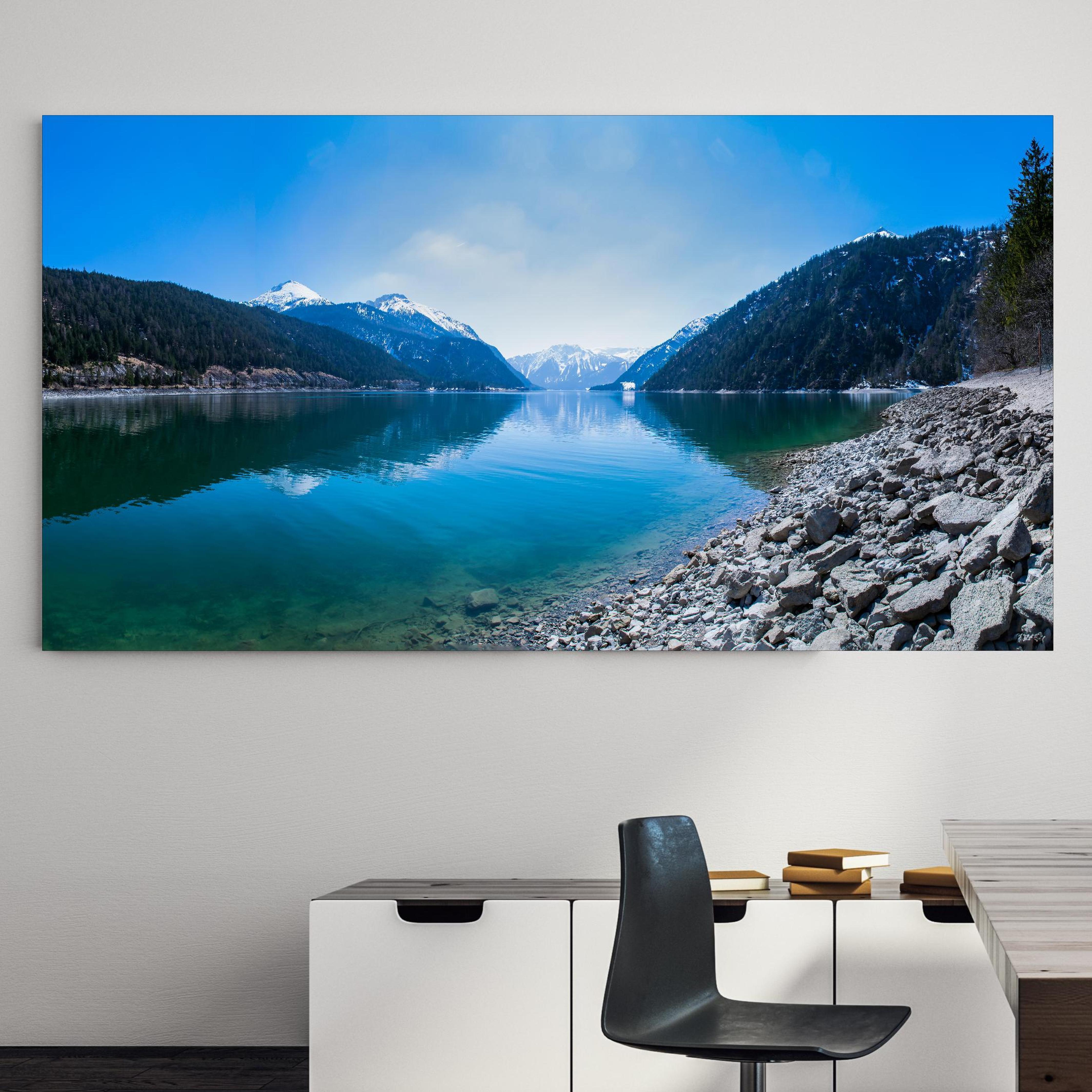 Office Poster  - Achensee in Österreich an einer Wand in minimalistisch eingerichtetem Heim-Büro Zoom