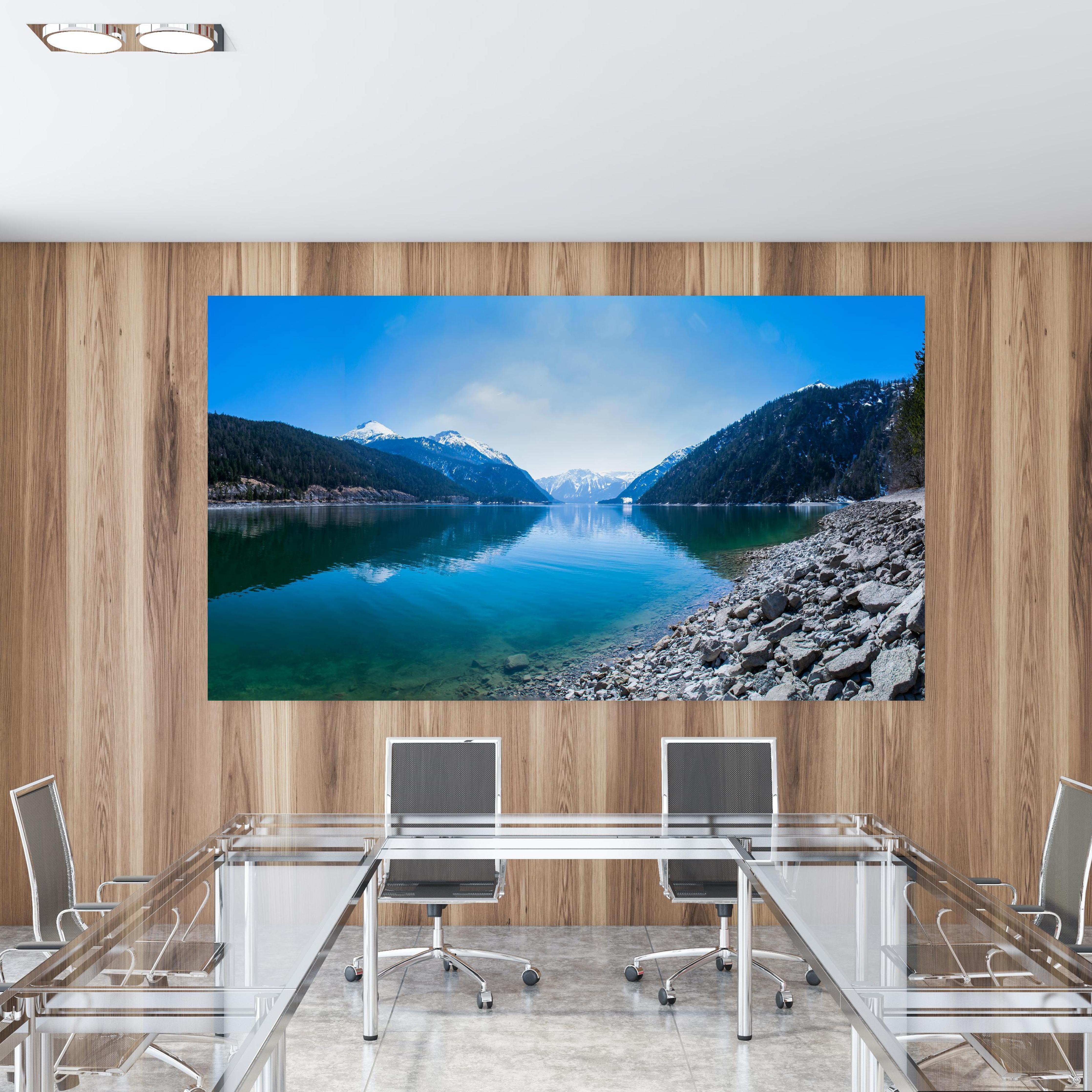 Office Poster  - Achensee in Österreich in einem Konferenzraum mit Glastisch und Holzwand