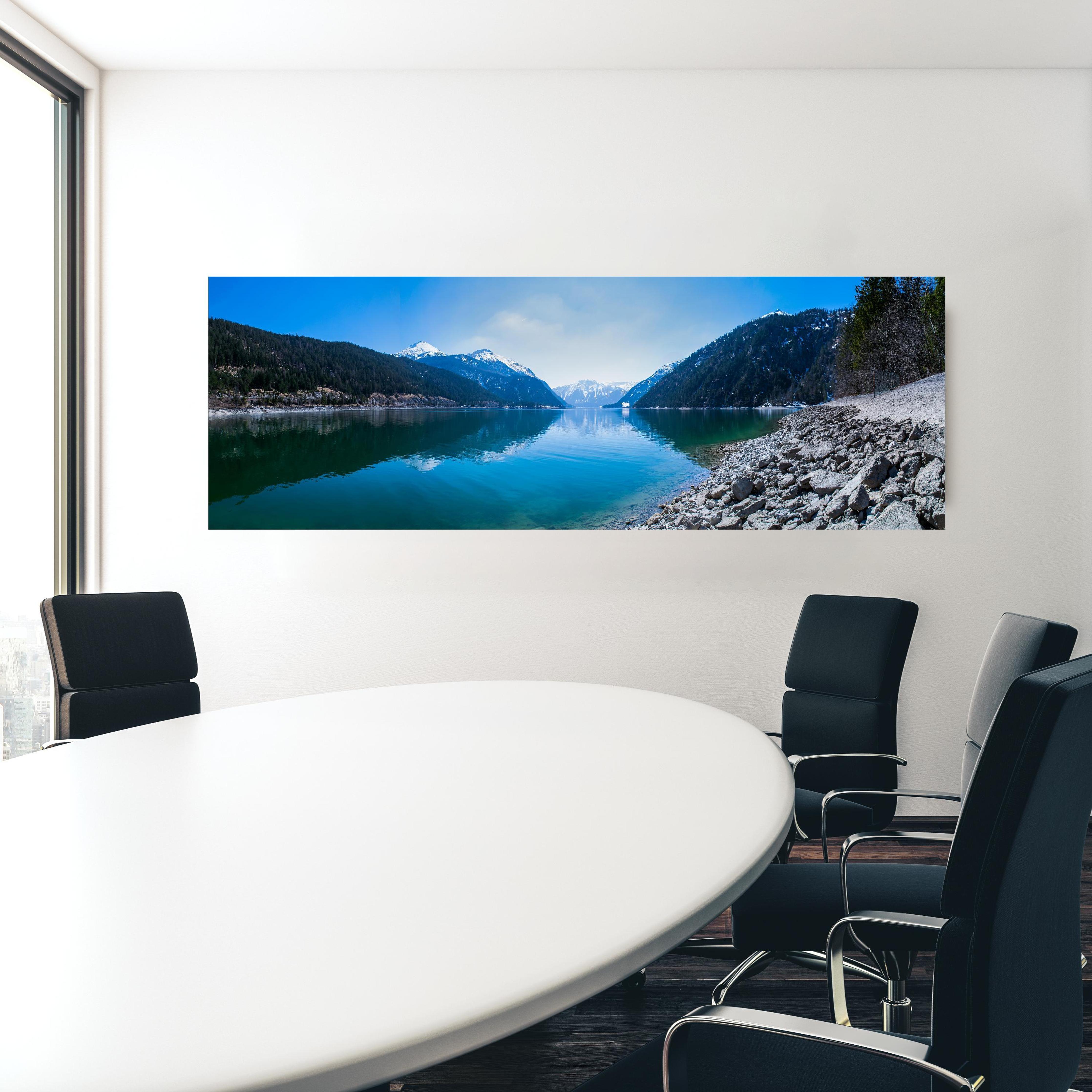 Office Poster  - Achensee in Österreich in einem Konferenzraum hinter weißem ovalem Tisch