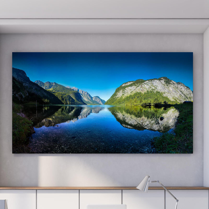 Office Poster  - Alpen Königsee Österreich hinter weißem Holzschreibtisch mit Tischlampe Zoom