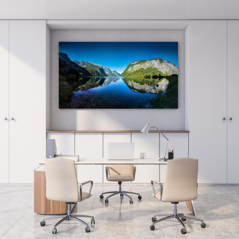 Office Poster  - Alpen Königsee Österreich hinter weißem Holzschreibtisch mit Tischlampe