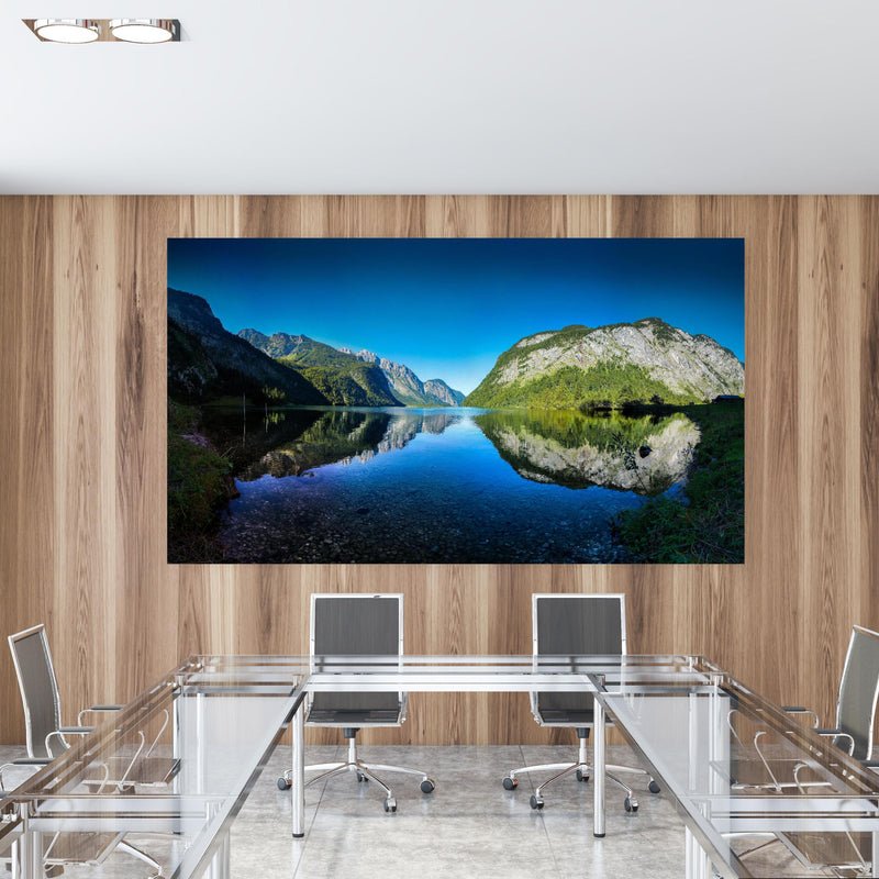 Office Poster  - Alpen Königsee Österreich in einem Konferenzraum mit Glastisch und Holzwand