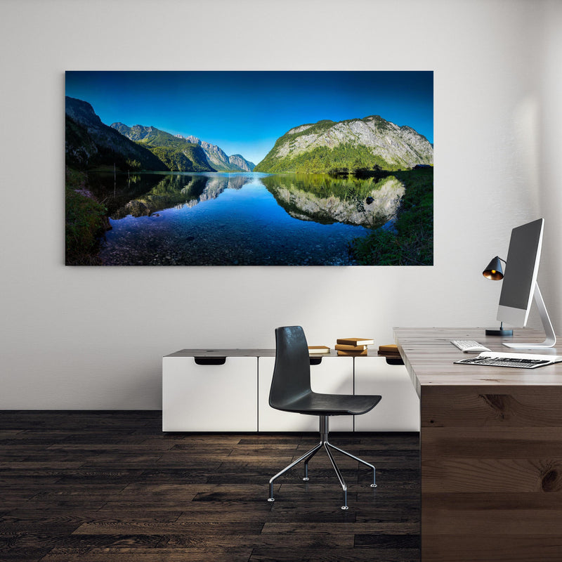 Office Poster  - Alpen Königsee Österreich an einer Wand in minimalistisch eingerichtetem Heim-Büro