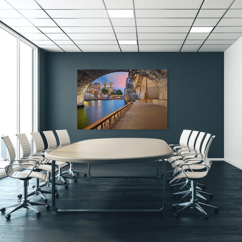 Office Poster  - Anblick auf Kathedrale Notre-Dame vom Ufer an blauer Wand in einem Besprechungsraum