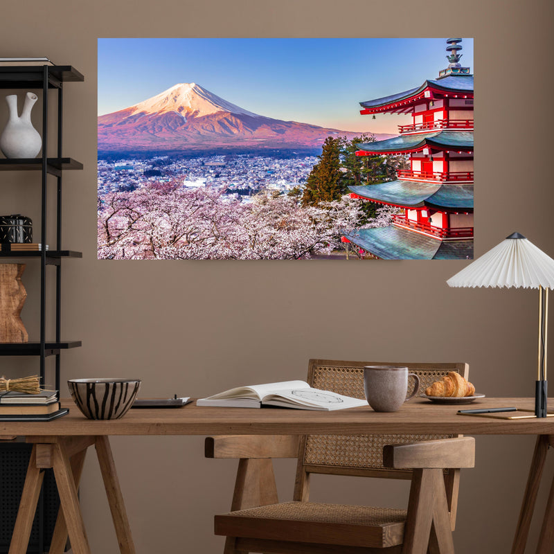 Office Poster  - Anziehender Anblick auf Berg Fuji über poliertem Holztisch mit stilvoller Lampe - rechteckig