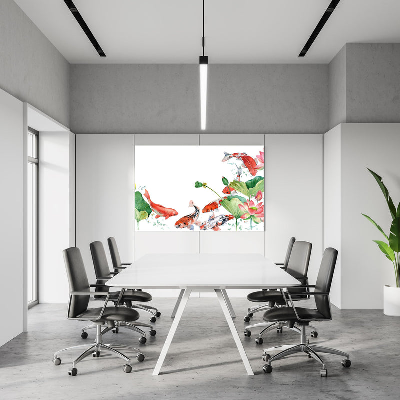 Office Poster  - Aquarell Koi Karpfen und Lotusblume in einem Konferenzraum an weißer Wand hängend