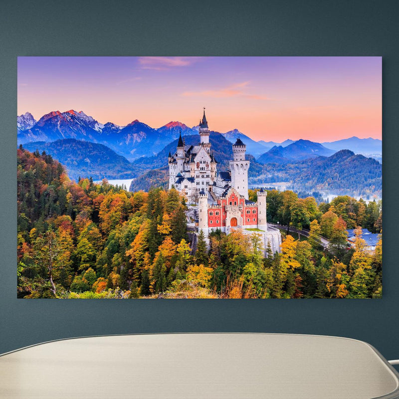 Office Poster  - Ästhetisches Schloss Neuschawn an blauer Wand in einem Besprechungsraum Zoom