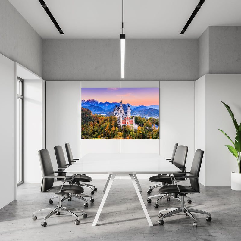 Office Poster  - Ästhetisches Schloss Neuschawn in einem Konferenzraum an weißer Wand hängend