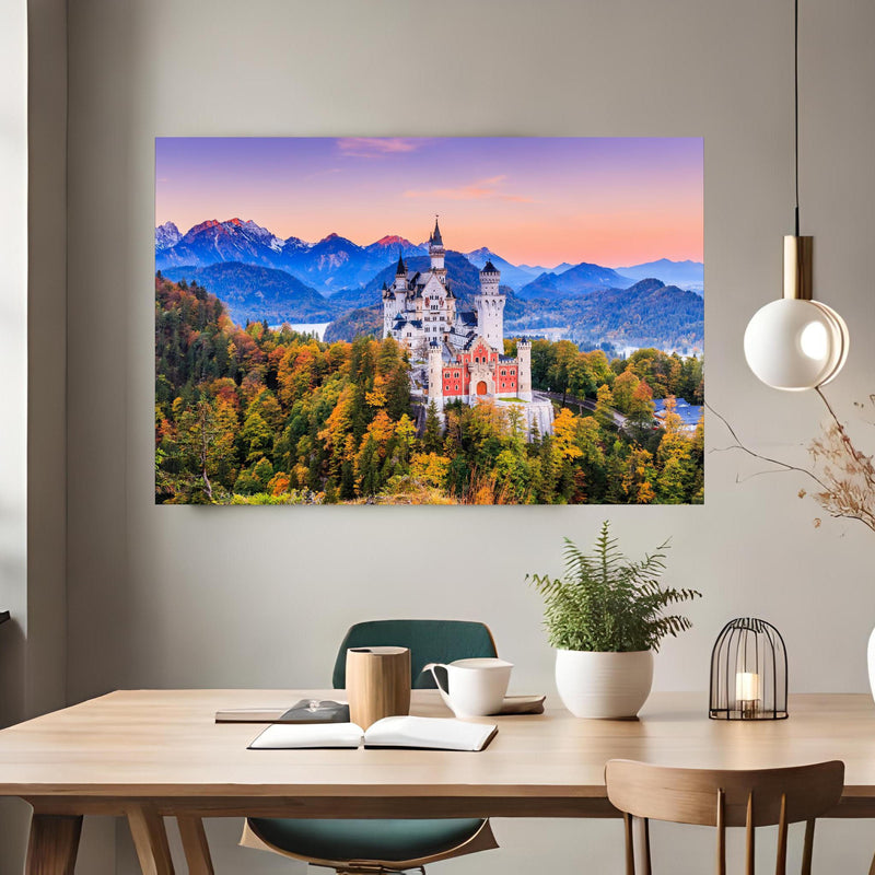 Office Poster  - Ästhetisches Schloss Neuschawn über klassischem Holztisch mit runder Vase - rechteckig