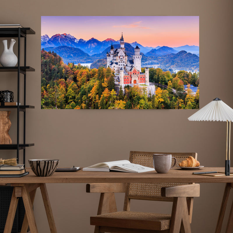 Office Poster  - Ästhetisches Schloss Neuschawn über poliertem Holztisch mit stilvoller Lampe - rechteckig