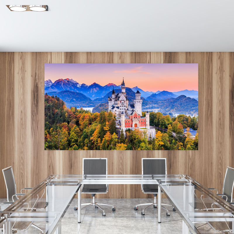 Office Poster  - Ästhetisches Schloss Neuschawn in einem Konferenzraum mit Glastisch und Holzwand