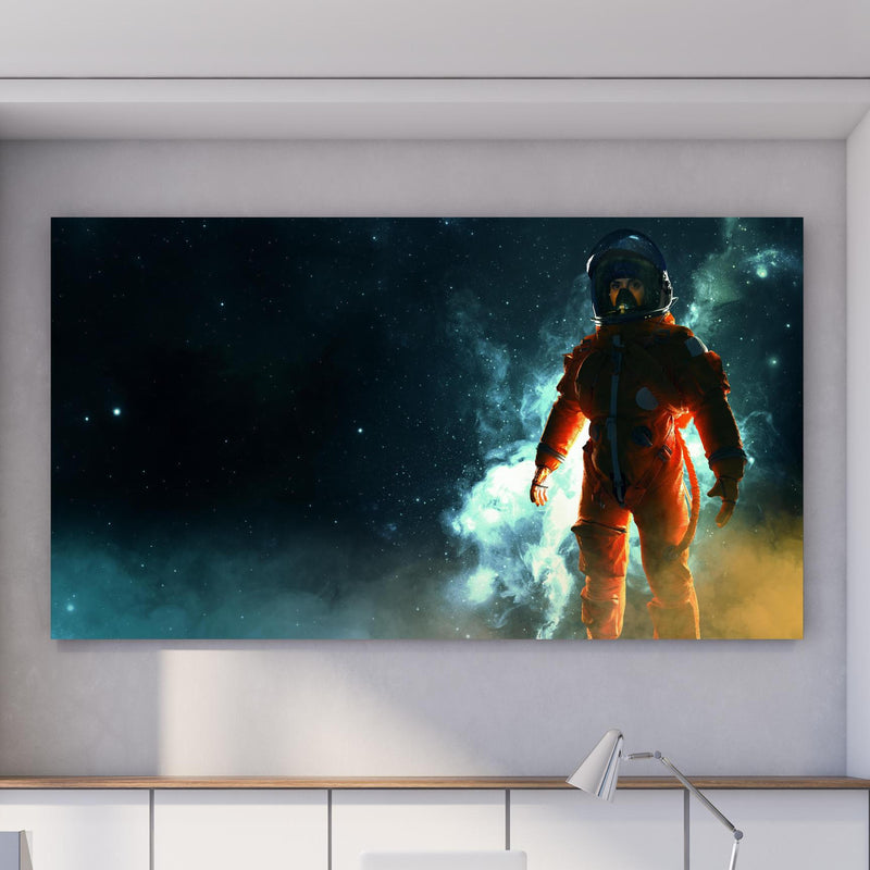 Office Poster  - Astronaut im Weltraum hinter weißem Holzschreibtisch mit Tischlampe Zoom