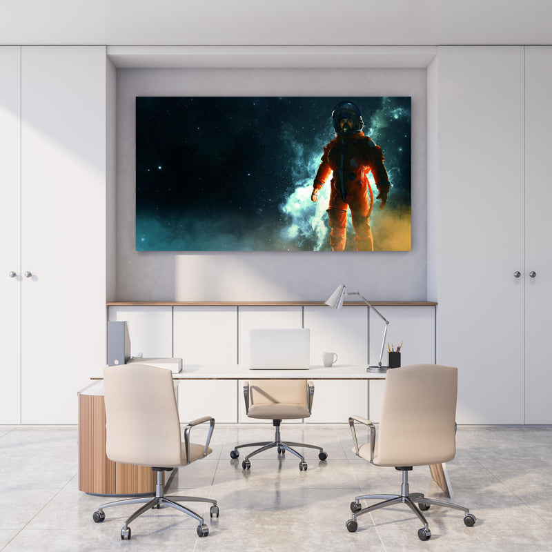 Office Poster  - Astronaut im Weltraum hinter weißem Holzschreibtisch mit Tischlampe