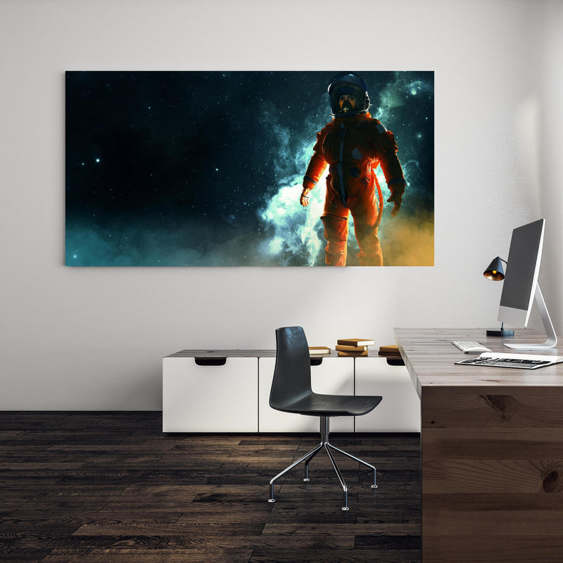 Office Poster  - Astronaut im Weltraum an einer Wand in minimalistisch eingerichtetem Heim-Büro