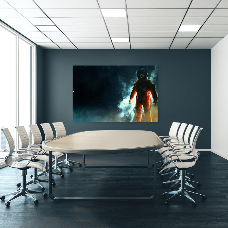 Office Poster  - Astronaut im Weltraum an blauer Wand in einem Besprechungsraum