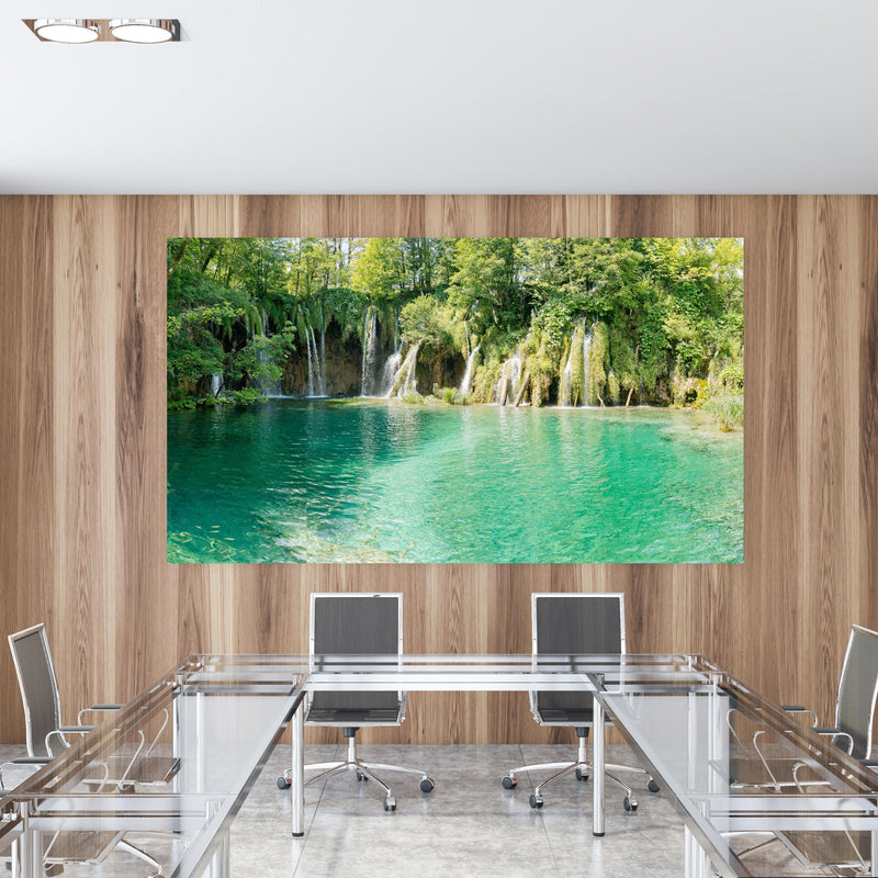 Office Poster  - Aussicht im Nationalpark Plitvicer Seen - Kroatien in einem Konferenzraum mit Glastisch und Holzwand