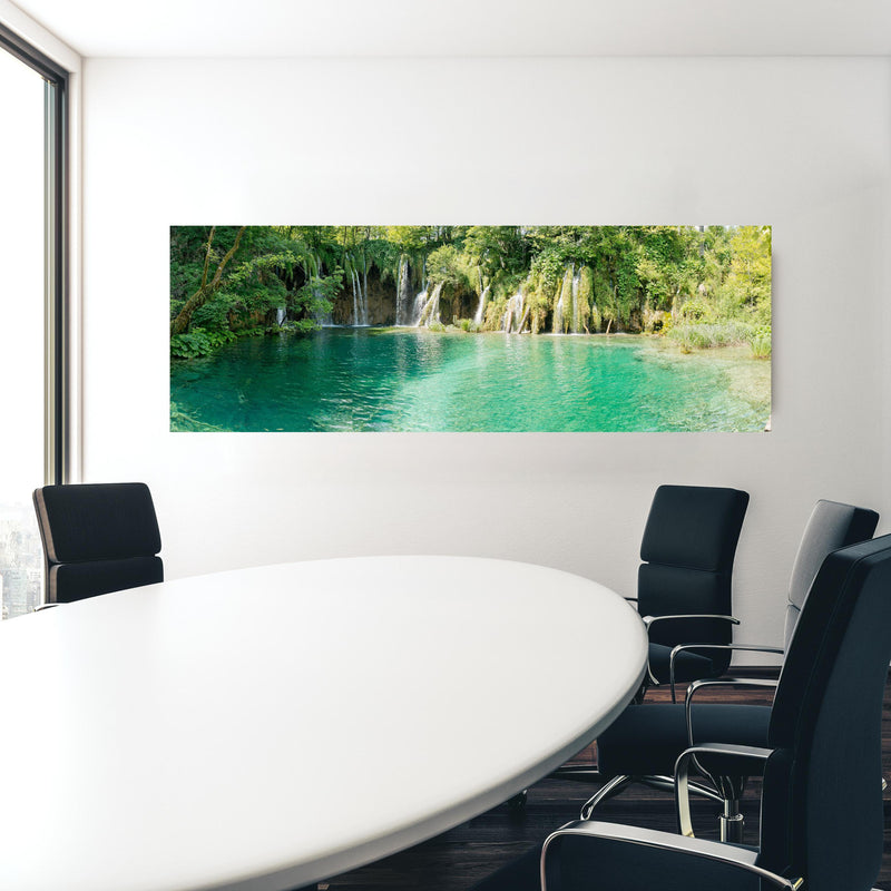 Office Poster  - Aussicht im Nationalpark Plitvicer Seen - Kroatien in einem Konferenzraum hinter weißem ovalem Tisch