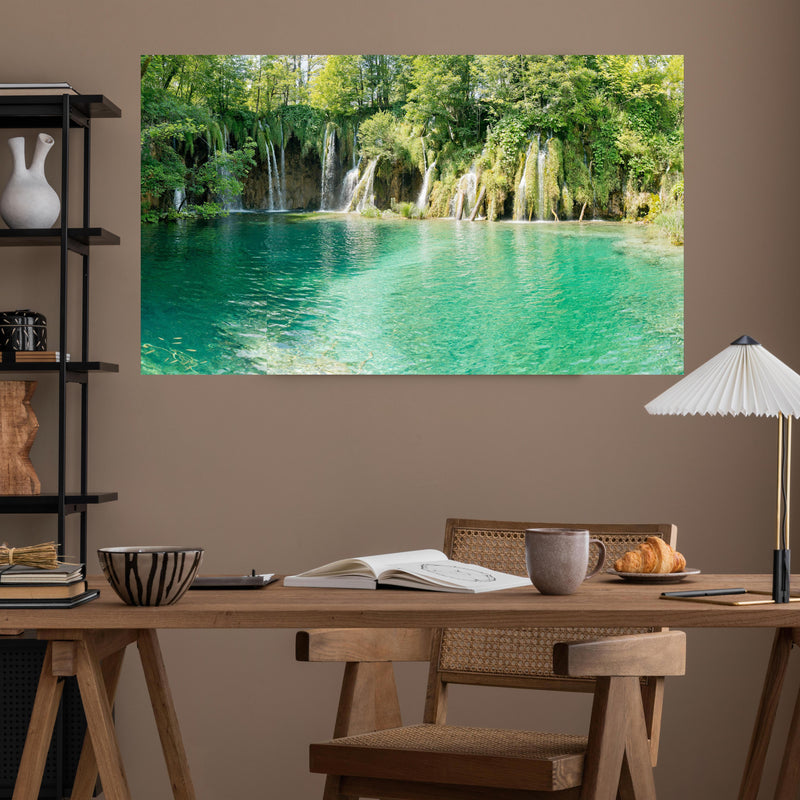 Office Poster  - Aussicht im Nationalpark Plitvicer Seen - Kroatien über poliertem Holztisch mit stilvoller Lampe - rechteckig