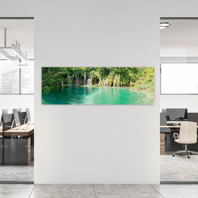 Office Poster  - Aussicht im Nationalpark Plitvicer Seen - Kroatien an weißer Wand in hell eingerichtetem Büro