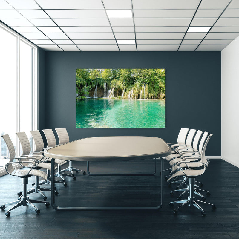 Office Poster  - Aussicht im Nationalpark Plitvicer Seen - Kroatien an blauer Wand in einem Besprechungsraum