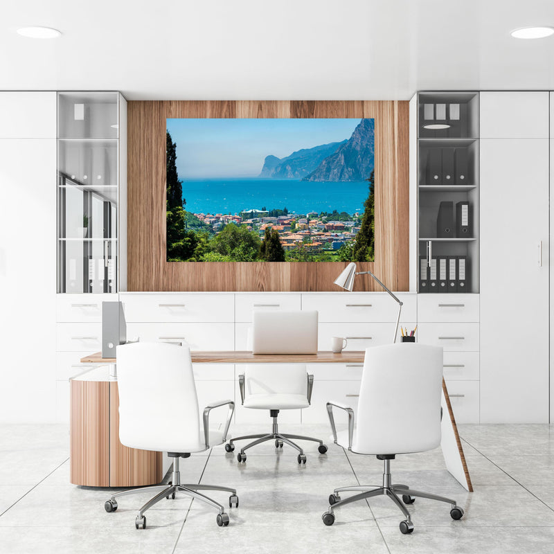 Office Poster  - Aussicht vom Gipfel auf Gardasee an einer Holzwand hängend im Büroraum
Office Poster  - Aussicht vom Gipfel auf Gardasee an einer Holzwand hängend im Büroraum