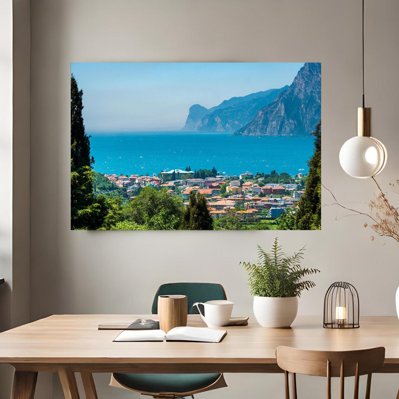 Office Poster  - Aussicht vom Gipfel auf Gardasee über klassischem Holztisch mit runder Vase - rechteckig