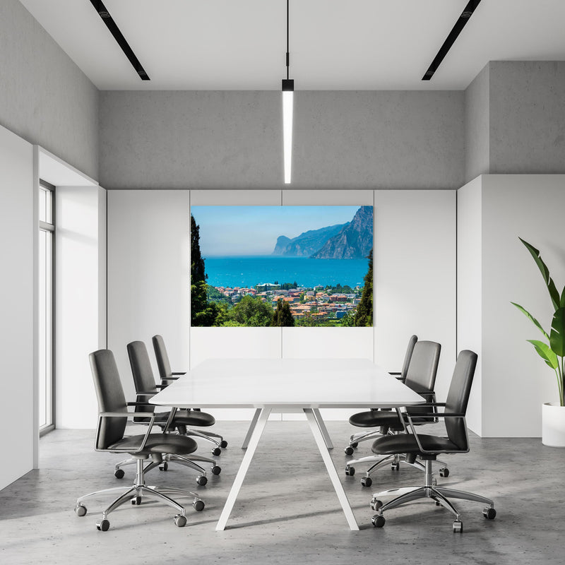 Office Poster  - Aussicht vom Gipfel auf Gardasee in einem Konferenzraum an weißer Wand hängend