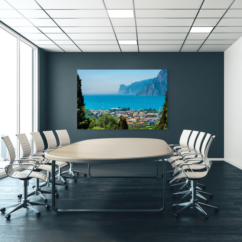 Office Poster  - Aussicht vom Gipfel auf Gardasee an blauer Wand in einem Besprechungsraum