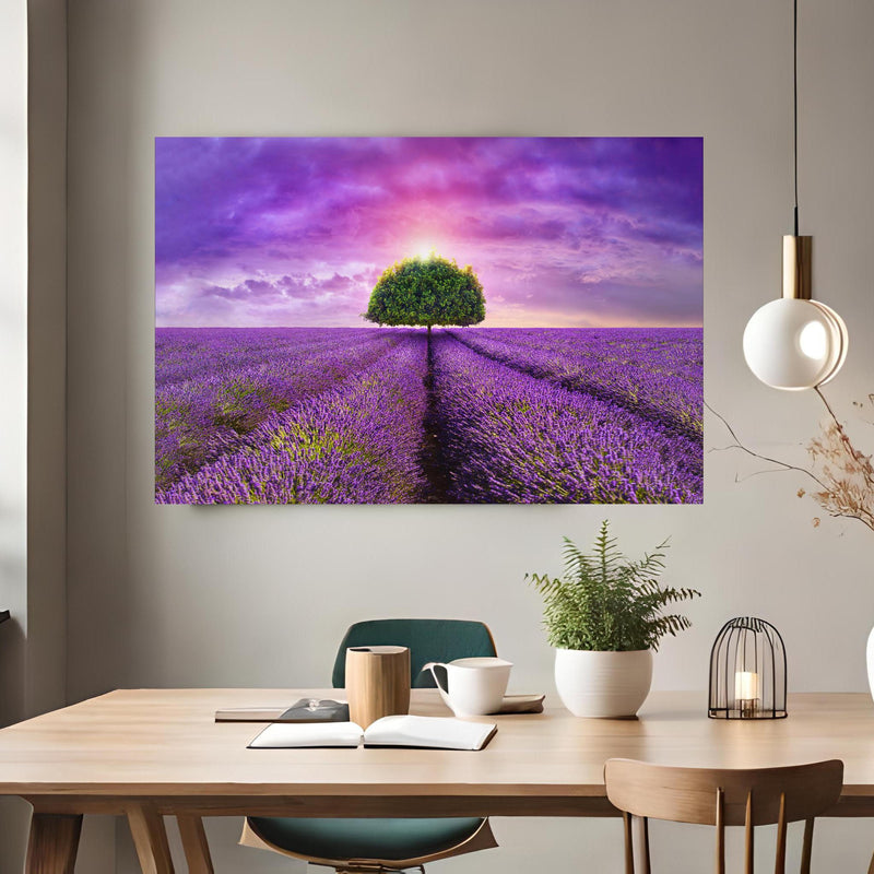 Office Poster  - Baum im schönen lavendel Feld über klassischem Holztisch mit runder Vase - rechteckig