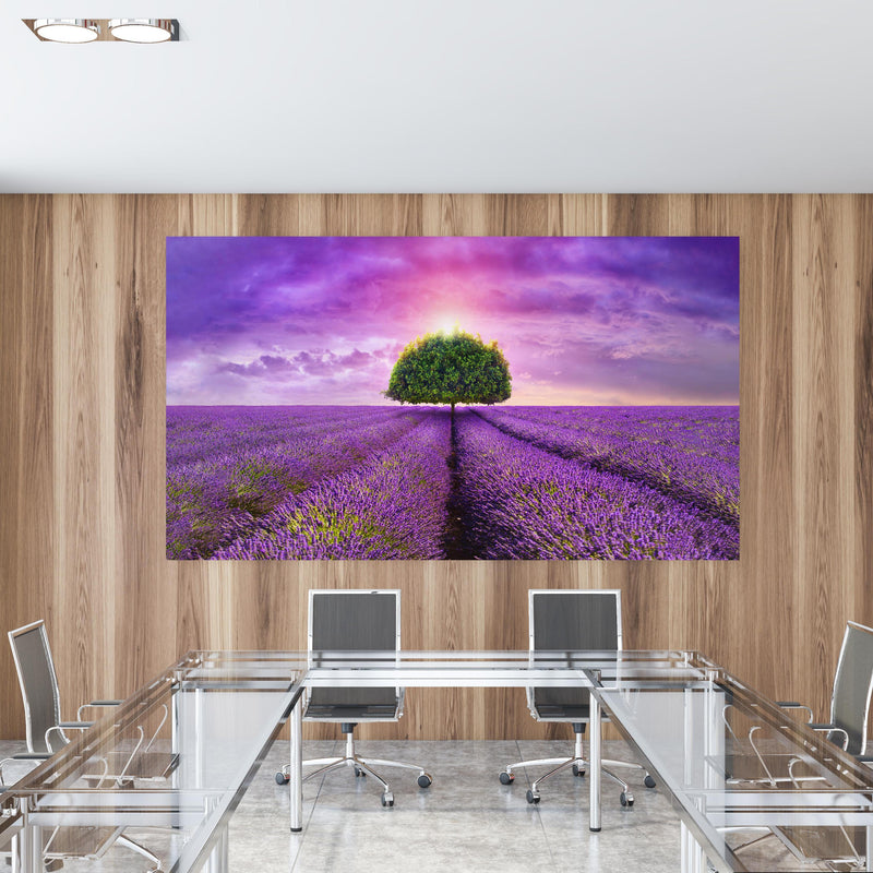 Office Poster  - Baum im schönen lavendel Feld in einem Konferenzraum mit Glastisch und Holzwand